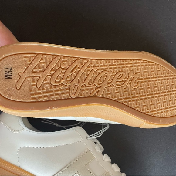 Tommy Hilfiger Lexeih sneaker.  White and Tan - Picture 4 of 4